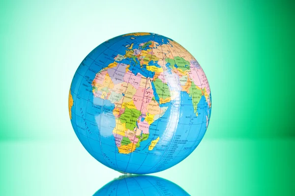 Globalisering Concept Globe Tegen Kleurrijke Achtergrond Met Kleurovergang — Stockfoto