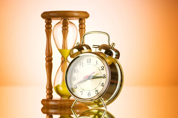 时钟和小时玻璃与时间概念 — 图库照片