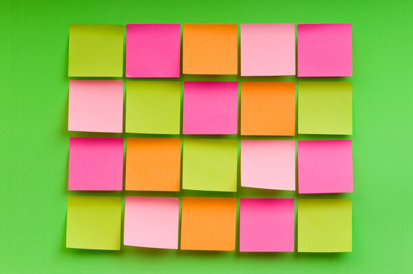 Напоминание на яркой красочной бумаге
