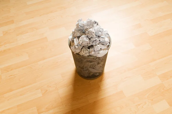 Mülleimer mit Papiermüll isoliert auf weiß — Stockfoto