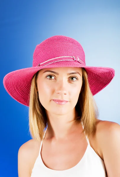 年轻女孩与海滩帽子渐变背景 — 图库照片