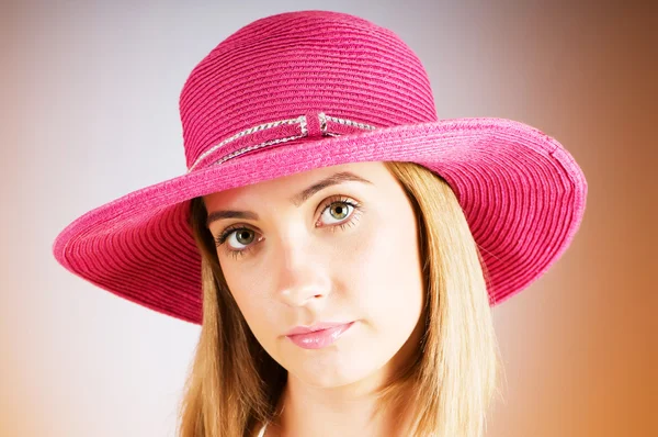 Menina com chapéu de praia contra fundo gradiente — Fotografia de Stock