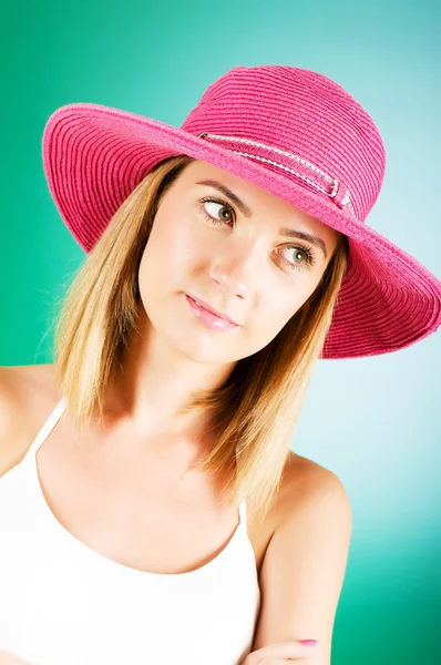 Giovane Ragazza Con Cappello Spiaggia Contro Sfondo Gradiente — Foto Stock