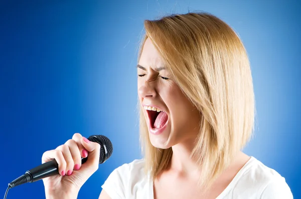 Menina Cantando Com Microfone Contra Fundo Gradiente — Fotografia de Stock