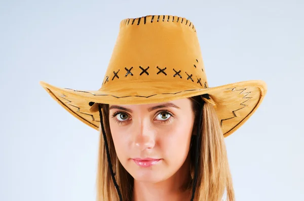 Chica joven con sombrero de vaquero en el estudio — Foto de Stock