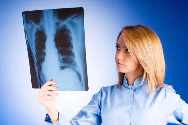 Женщина врач тщательно рентген пациента — стоковое фото