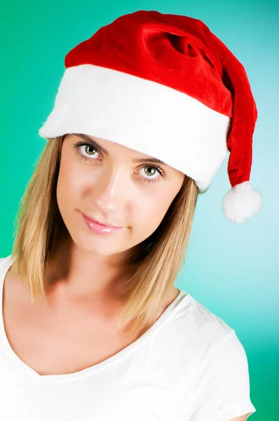 Ragazza con cappello di Babbo Natale contro sfondo sfumato — Foto Stock