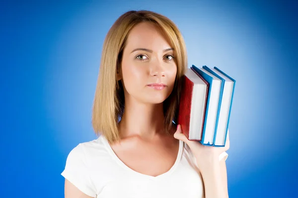 Ung universitetsstudent med många studie läroböcker — Stockfoto