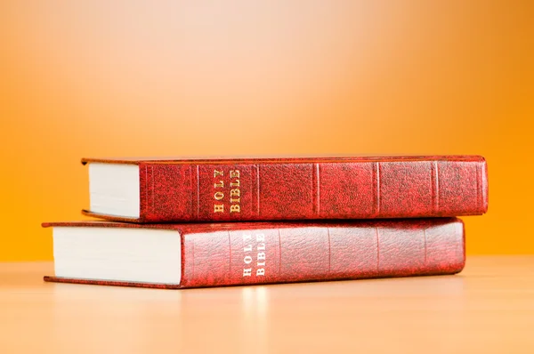 Bibeln Böcker Mot Färgglada Lutning Bakgrund — Stockfoto