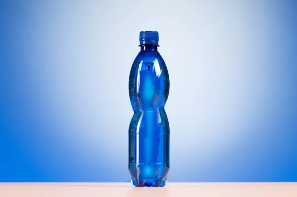 Бутылка Воды Цветном Градиентном Фоне — стоковое фото