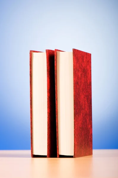 Stos książek tekst przed tło gradientowe — Zdjęcie stockowe