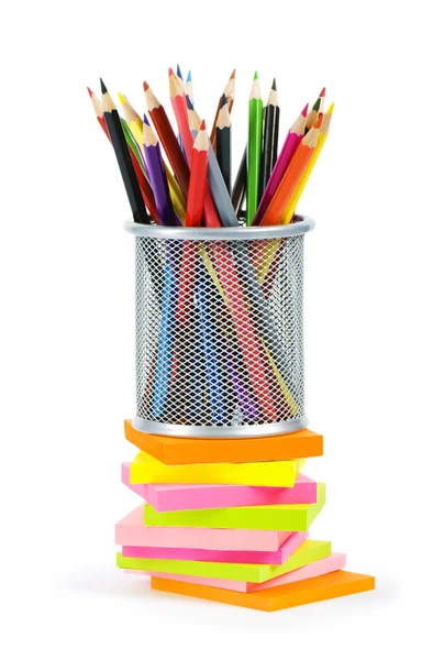 Upomínky a barevné tužky izolovaných na bílém — Stock fotografie