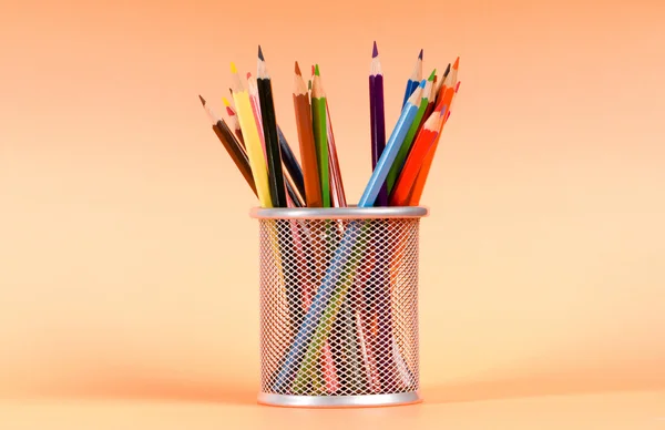 Renkli arka plan üzerinde birçok renkli kalemler — Stok fotoğraf