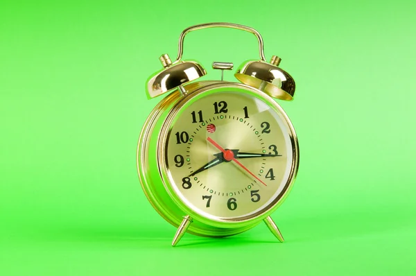 Conceptul de timp - ceas deșteptător pe fundal colorat — Fotografie, imagine de stoc