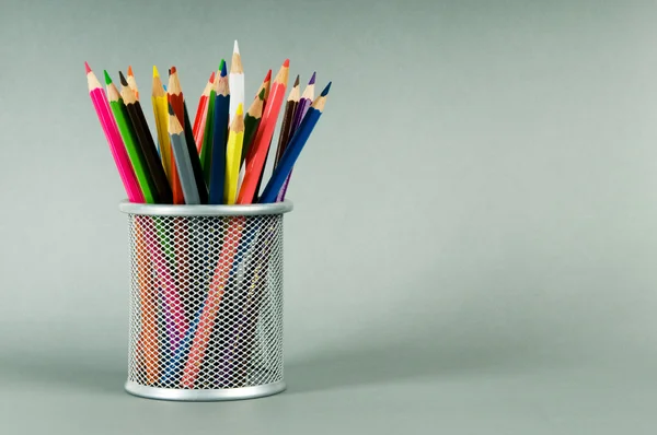 De nombreux crayons colorés sur le fond de couleur — Photo
