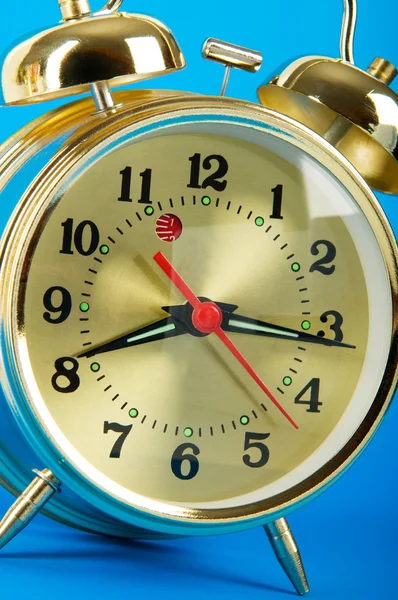 Zaman Kavramı Çalar Saat Renkli Bir Arka Plana Dayanır — Stok fotoğraf