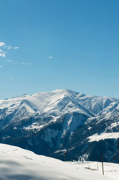 Las altas montañas bajo la nieve en invierno —  Fotos de Stock