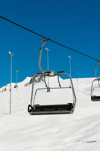 Καρέκλες για σκι τη φωτεινή χειμωνιάτικη μέρα — Φωτογραφία Αρχείου