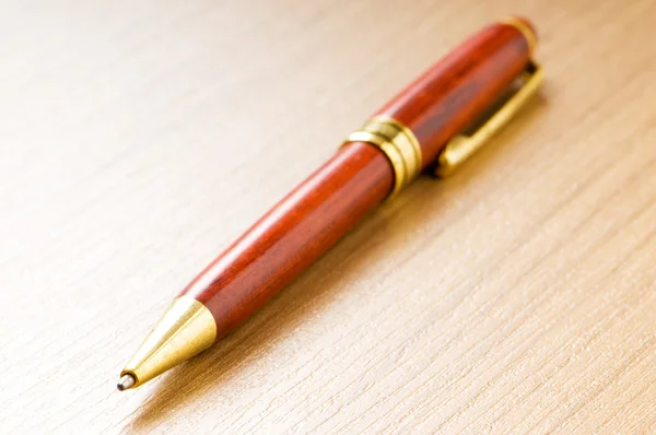 Escrevendo caneta de prata no fundo de madeira — Fotografia de Stock