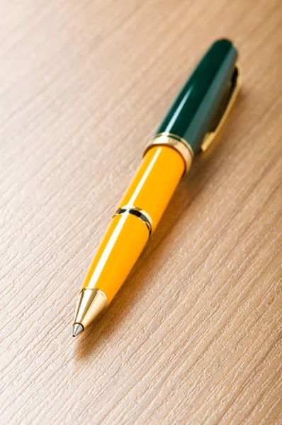 Zilveren Pen Schrijven Houten Achtergrond — Stockfoto