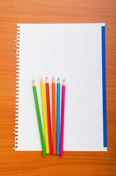 活页夹和孤立的背景上的铅笔 — 图库照片