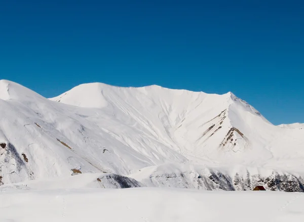 冬は雪に覆われた高い山 — ストック写真
