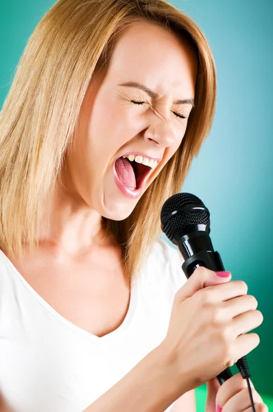 Mädchen Singt Mit Mikrofon Gegen Gradientenhintergrund Stockbild