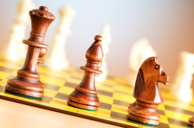 Satranç figürleri oyun tahtası üzerinde bir dizi