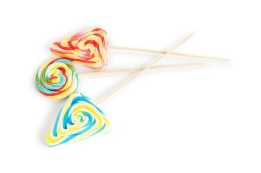 Beyaz arkaplanda izole edilmiş renkli lolipop