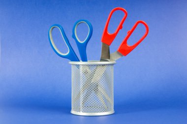 renkli kağıt arka plan üzerinde renkli makas