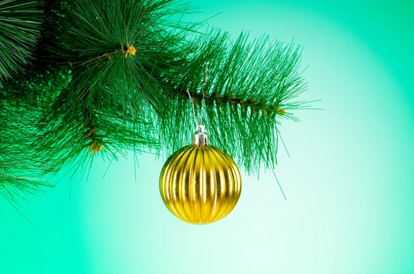 रंगीत ग्रेडिएंट पार्श्वभूमी विरुद्ध ख्रिसमस सजावट — स्टॉक फोटो, इमेज