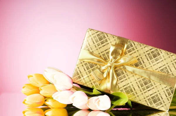 Concepto de celebración - caja de regalo y flores de tulipán — Foto de Stock