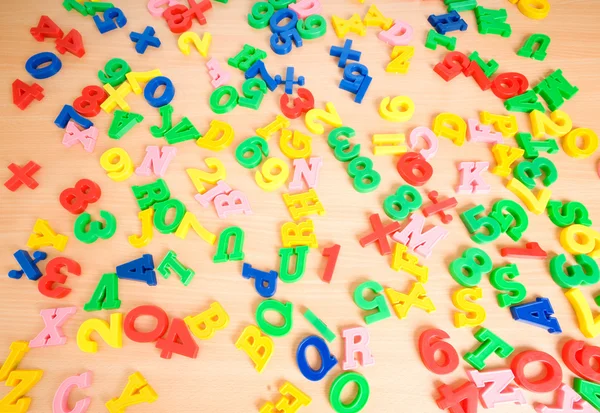 Děti písmena a číslice na stůl — Stock fotografie