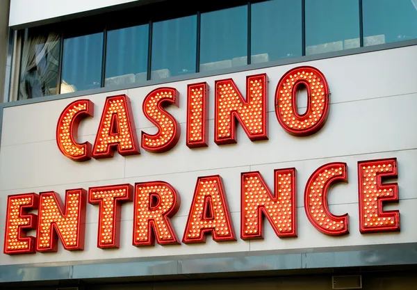 Entrada do casino com letras vermelhas de néon grandes — Fotografia de Stock