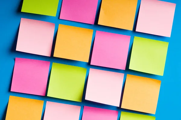 Notas de recuerdo sobre el papel de colores brillantes —  Fotos de Stock