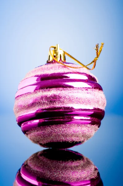 Jule dekoration på den reflekterende baggrund - ferie conc - Stock-foto