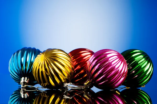 Kerstdecoratie op de reflecterende achtergrond - vakantie conc — Stockfoto