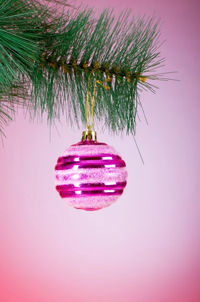 Weihnachtsdekoration Vor Dem Farbenfrohen Hintergrund — Stockfoto
