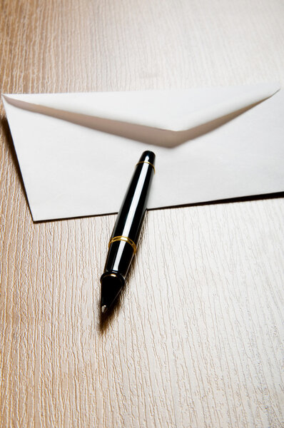 Концепция почты с большим количеством конвертов на столе
