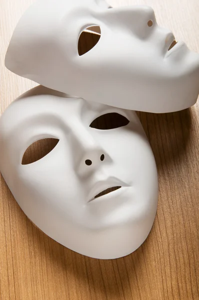 Theaterkonzept mit den weißen Plastikmasken — Stockfoto