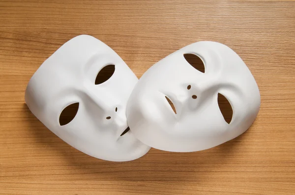 Concetto teatrale con le maschere di plastica bianca — Foto Stock