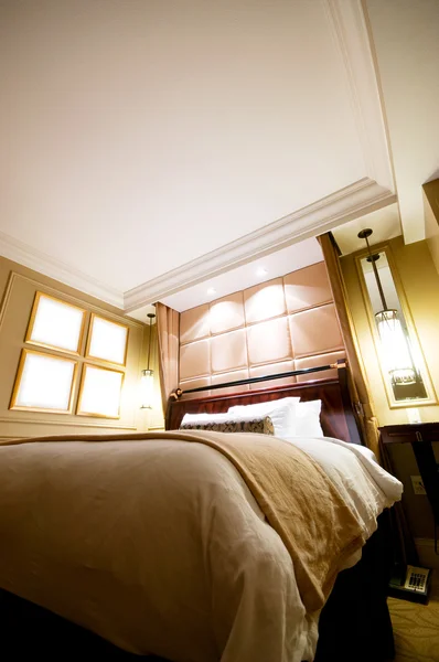 Modern iç mekanda çift kişilik yatak. — Stok fotoğraf