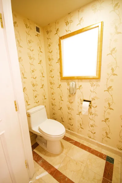 Belseje a szoba - fürdőszoba WC-vel — Stock Fotó