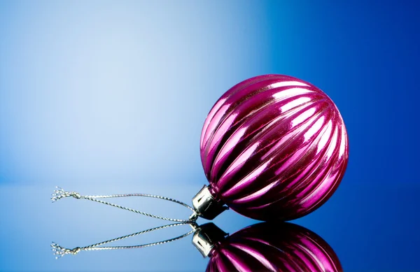 Juldekoration på reflekterande bakgrund - holiday conc — Stockfoto