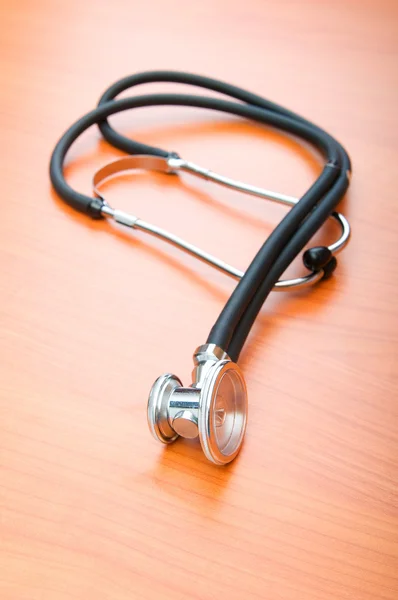 Lékařská koncepce - stetoskop na dřevěný stůl — Stock fotografie