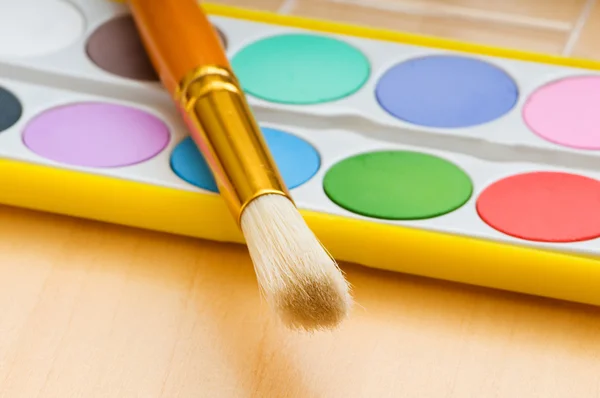 Koncepce umění s malíři palety barev a štětce — Stock fotografie