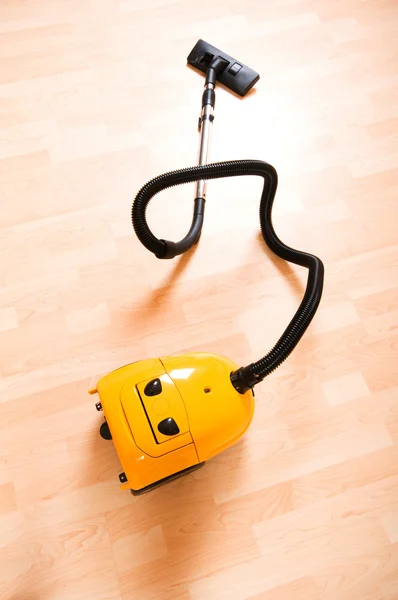 Ηλεκτρική σκούπα στο γυαλισμένο ξύλινο πάτωμα — Φωτογραφία Αρχείου