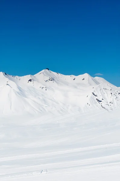 Ψηλά βουνά κάτω από το χιόνι το χειμώνα — Φωτογραφία Αρχείου