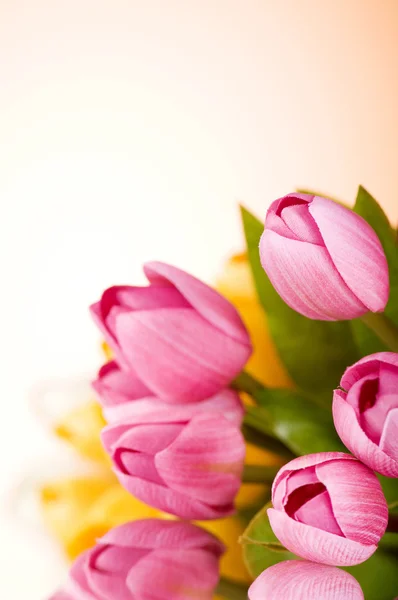 Bouquet di tulipani colorati sul tavolo — Foto Stock
