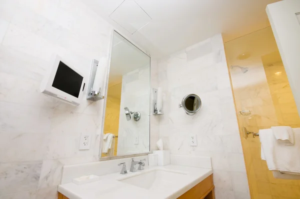 Интерьер комнаты - Раковина в ванной комнате — стоковое фото